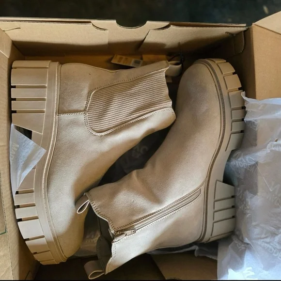 Madden NYC Women's Chunky Lug Chelsea Boots Size 9 - Picture 5 of 13